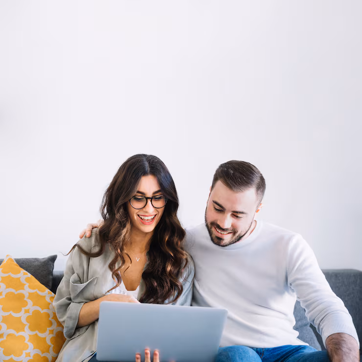 Casal sorrindo usando laptop, representando parceiros Viva Verde